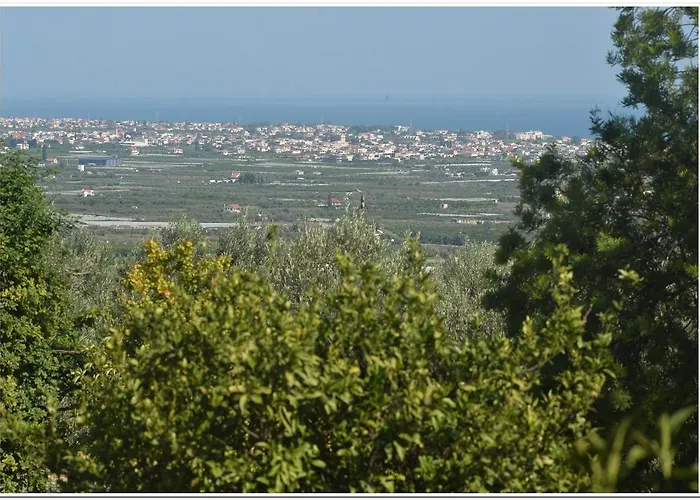 Semesterbostad Comfortable With Unique Views Corinth